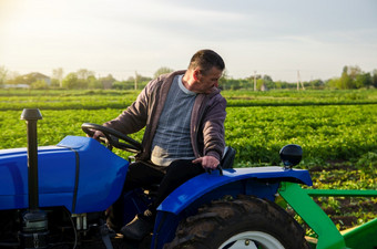 农民驱动器拖拉机而收获土豆第一个土豆收获早期春天农业行业和农业综合<strong>企业</strong>收获机械化发展<strong>中国</strong>家农业和农田