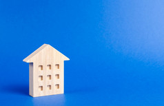 木住宅建筑站蓝色的背景的概念购买和销售真正的房地产租搜索为房子负担得起的住房信贷和贷款投资的地方为文本