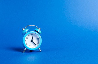 蓝色的报警时钟蓝色的背景有限的提供和在时间规划和纪律等待为会议守时业务规划生活持续时间和健康增加你的年龄