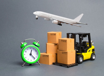 黄色的叉车卡车与纸板盒子航空邮件飞机和报警时钟表达交付概念临时存储有限的提供和折扣优化物流分布