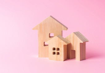 三个房子粉红色的背景购<strong>买</strong>和销售真正的房地产建设公寓和住宅建筑城市结算投资抵押贷款贷款住房维护