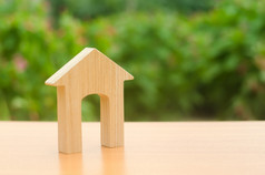 木数字房子与大门口自然背景首页负担得起的住房住宅建筑概念购买和销售真正的房地产租金投资和建设