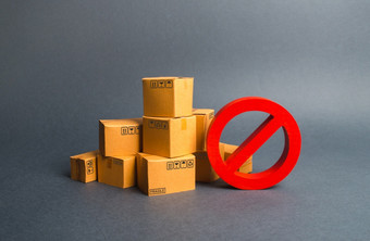 许多纸板盒子和红色的象征但贸易战争<strong>限制</strong>的进口货物专有的为<strong>业</strong>务没有能力出售产品禁止的进口交付