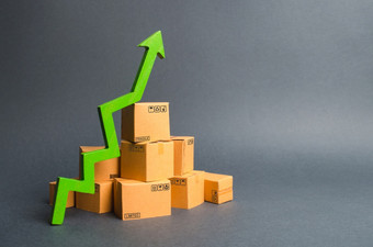 桩纸板盒子和绿色箭头的增长率生产货物和<strong>产品</strong>增加经济指标增加消费者<strong>需求</strong>增加出口进口