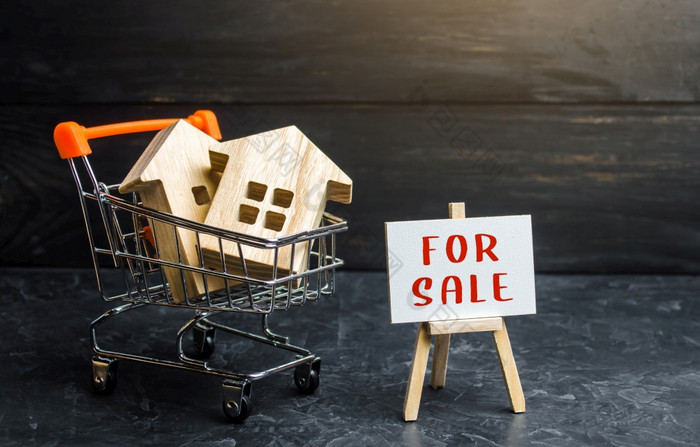 购物车加载与房子和标志为出售购买和销售住房储蓄钱真正的房地产投资住房财产评估二次物业市场有吸引力的价格
