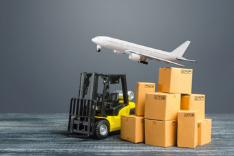 黄色的叉车卡车和纸板盒子和运费飞机生产运输货物存储运费航运零售运输物流基础设施进口和出口货物交付