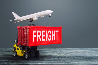 黄色的叉车携带红色的容器和运费飞机国际运输物流基础设施进口出口货物产品仓库货物交通空气运输