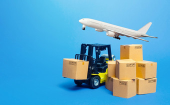 叉车<strong>卡车</strong>与纸板盒子和运费飞机运输物流基础设施进口出口货物产品交付生产运输货物空气运输航运
