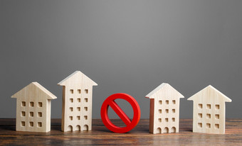 红色的禁止标志站在住宅建筑限制禁止建设无法访问昂贵的住房限制建筑压实不发达基础设施公用事业公司