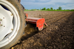 拖拉机与刀单位培养的场宽松的压碎潮湿的土壤后培养与cultivator放松表面土地培养农业使用农业机械
