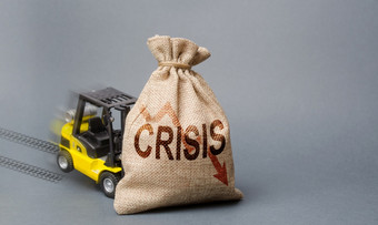黄色的叉车卡车可以不电梯的袋与的登记危机经济危机停滞和经济衰退的经济下降生产需求和采购权力缺乏支持