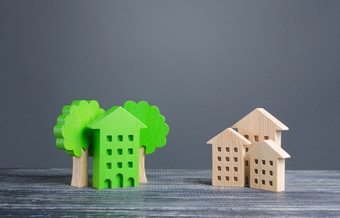 绿色房子与树和普通的住宅建筑能源效率盈利能力维护零碳排放保护能源储蓄发达基础设施公园区域
