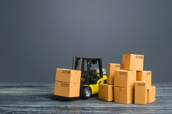 黄色的叉车卡车和纸板盒子生产<strong>运输</strong>货物存储运费航运零售<strong>运输物流</strong>基础设施进口和出口货物和产品交付