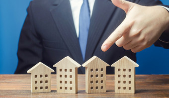 男人。选择公寓房子在许多建议选项的真正的房地产市场住房解决方案设施和基础设施投资房地产经纪人服务找到合适的选项