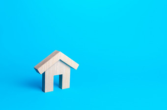 木小雕像住宅建筑蓝色的背景极简主义抵押贷款贷款负担得起的住房租金出售真正的房地产建设行业房地产经纪人服务复制空间