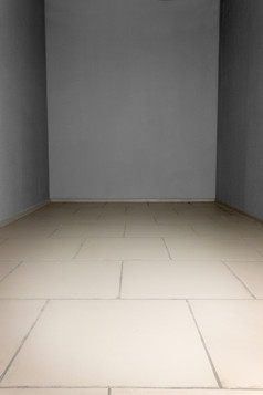 空房间与灰色而且石头瓷砖的地板上背景