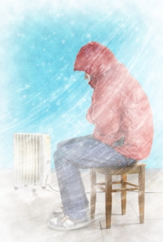 冷冬天风与雪吹的生活房间冻结的家伙温暖的衣服坐着附近的加热散热器