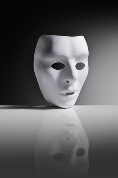 白色塑料面具反光表面