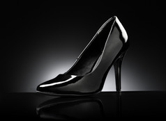 黑色的光滑的女士们穿高跟鞋非常泵黑色的反光背景