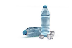 呈现清晰的水与宠物水瓶孤立的白色背景的瓶可以剪和取代与你的瓶