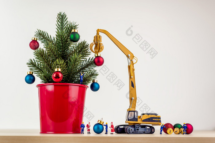微型工人装修圣诞节树微型工人装修圣诞节树