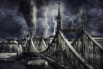 <strong>世界</strong>末<strong>日</strong>布达佩斯<strong>城市</strong>景观与龙卷风重雨和照明数字插图