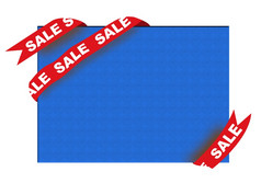 红色的角落里丝带与出售标志蓝色的背景