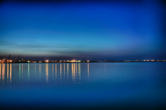 晚上海岸线视图从的码头敖德萨海港口乌克兰