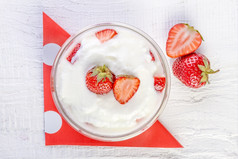 草莓而且酸奶木碗白色木背景