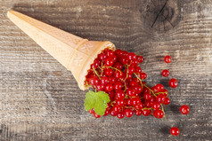 红色的醋栗水果冰奶油锥木表格焦点叶红色的醋栗水果冰奶油锥木表格