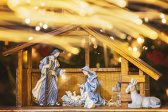 圣诞节吃场景与雕像包括耶稣玛丽约瑟夫和羊焦点妈妈!灯小道前面相机