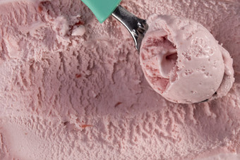 前视图草莓味道冰奶油与独家新闻盒子焦点独家新闻与冰奶油