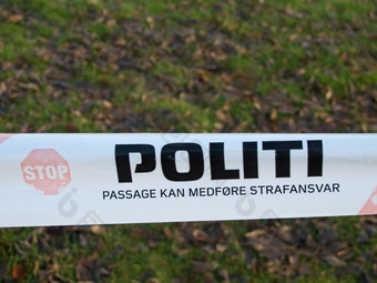 丹麦警察障碍标志<strong>政策</strong>丹麦警察障碍标志与草地背景