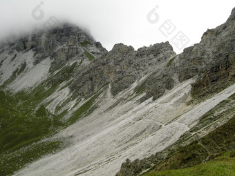 走路径的阿尔卑斯山脉小走路径的阿尔卑斯山脉陡峭的坡