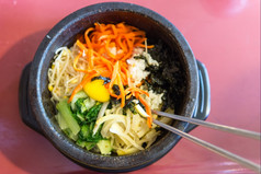 石锅拌饭加热石头碗签名朝鲜文菜与蛋而且新鲜的蔬菜