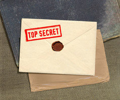 背视图军事前秘密信封与邮票