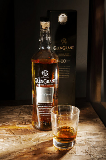 利沃夫乌克兰12月瓶格伦格兰特<strong>威士忌</strong>和玻璃木架子上12月利沃夫