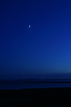 月光和海的晚上