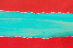 撕裂红色的纸与蓝色的木背景为你的文本