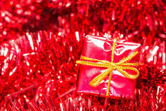 圣诞节装饰与闪亮的俗丽的而且小礼物盒子