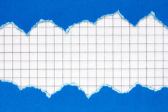 撕裂蓝色的纸框架与的平方纸背景