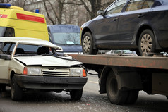 事故乘客车而且拖卡车