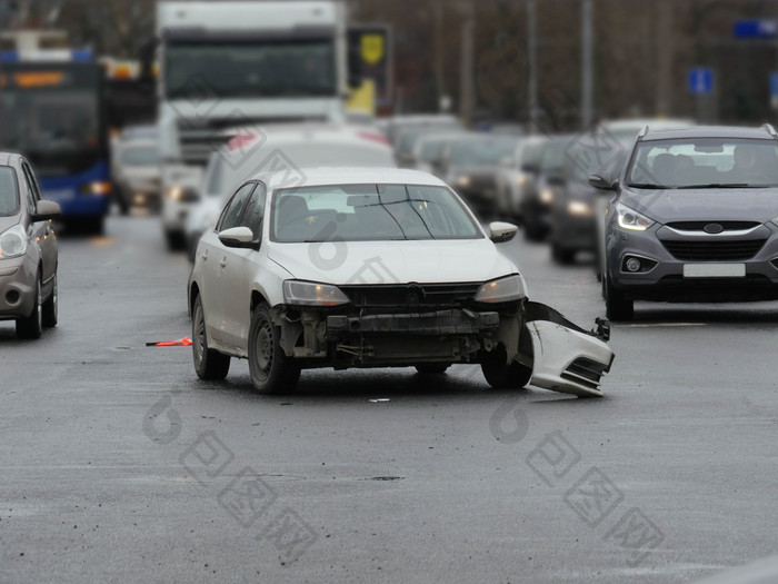彼得堡俄罗斯4月事故忙十字路口运动汽车的车道前面视图事故忙十字路口