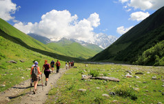 集团游客徒步旅行山