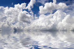 全景地平线与反射云的水