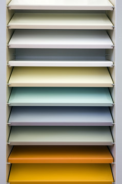 空苍白的色彩斑斓的书架上背景