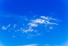 照片夏天蓝色的天空与白色云