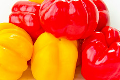 照片新鲜的红色的和黄色的生胡椒白色背景红色的和黄色的生胡椒