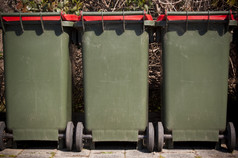 行大绿色滑轮垃圾箱为垃圾