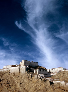 藏文修道院GyantseDzong构建高山与深蓝色的天空后面